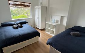 Nice Triple Room At 2 Iveragh Rd-6